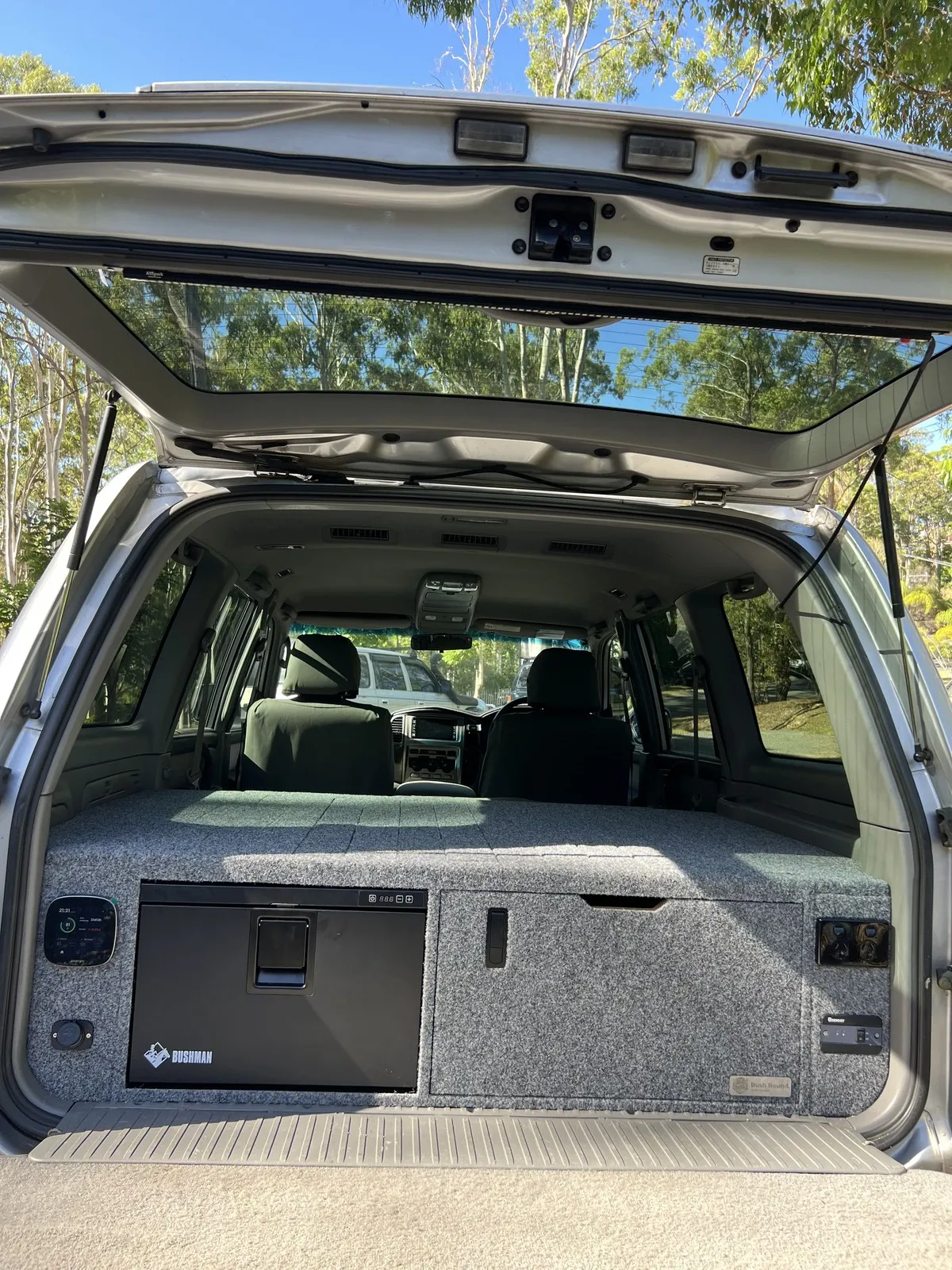 Jai G.'s Toyota Land Cruiser 100 Series fit-out