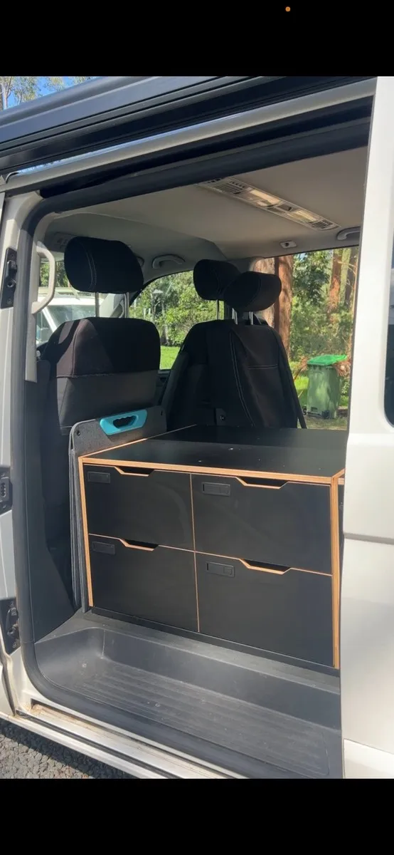 Katrina S.'s Volkswagen Multivan fit-out